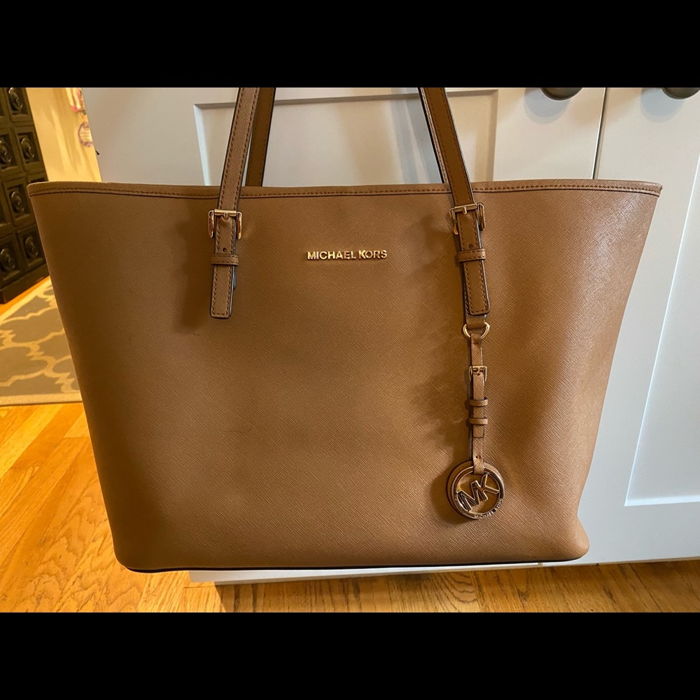 TIMELESS CAMEL COLORED MICHAEL KORS BAG!!